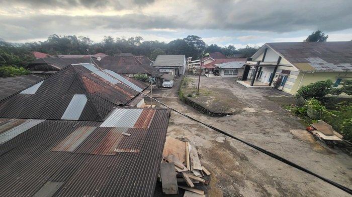Suasana langit setelah terjadinya erupsi Gunung Marapi di daerah Guguak Tinggi, Kecamatan IV Koto, Kabupaten Agam, Sumbar, Minggu (3/12/2023)