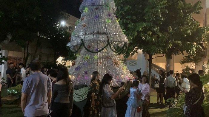 Suasana malam Misa Natal di Gereja Katedral Santa Theresia di Jalan Bundo Kanduang, Belakang Tangsi, Kecamatan Padang Barat, Kota Padang, Provinsi Sumatera Barat, Selasa (24/12/2024).
