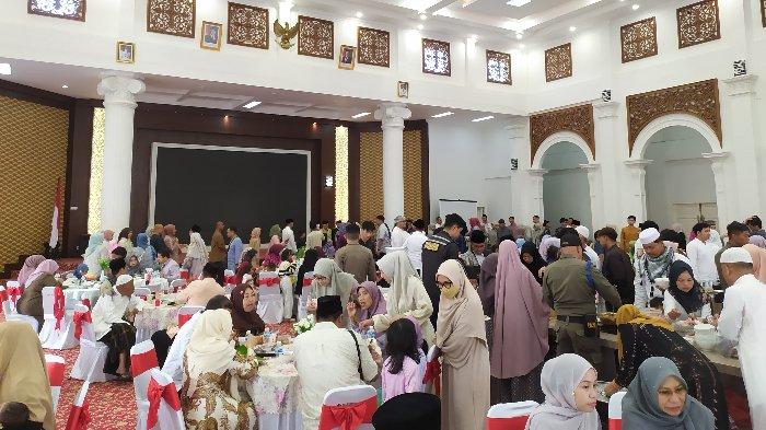 OPEN HOUSE WAKO BUKITTINGGI : Suasana open house di rumah dinas Walikota Bukittinggi, Senin (31/3/2025). Kegiatan open house tersebut dihadiri oleh ratusan masyarakat.