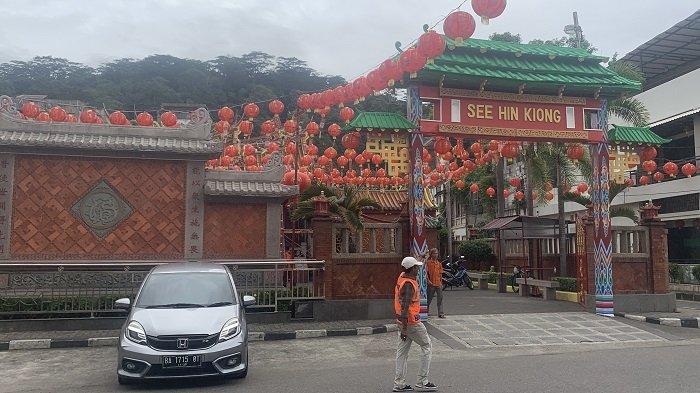 Suasana perayaan tahun baru Imlek 2025 di kawasan Kelenteng, Kota Padang, Provinsi Sumatera Barat, Senin (27/1/2025).