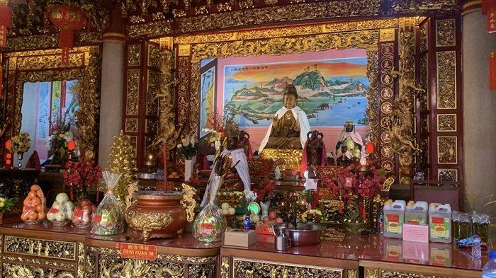 Penampakan altar Kelenteng See Hien Kiong, Kota Padang, Provinsi Sumatera Barat, Selasa (28/1/2025).