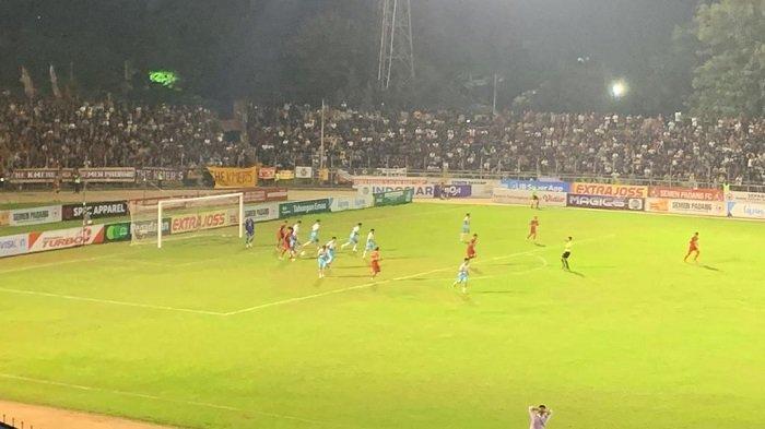 Suasana pertandingan antara Semen Padang FC vs Sada Sumut FC di GOR Haji Agus Salim Padang Sumatera Barat, Jumat (13/10/2023).