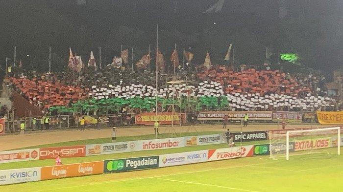 Kelompok suporter The Kmers di tribun utara kembangkan kertas membentuk bendera Palestina saat laga Semen Padang FC vs Sada Sumut FC di GOR Haji Agus Salim Padang Sumatera Barat, Jumat (13/10/2023).