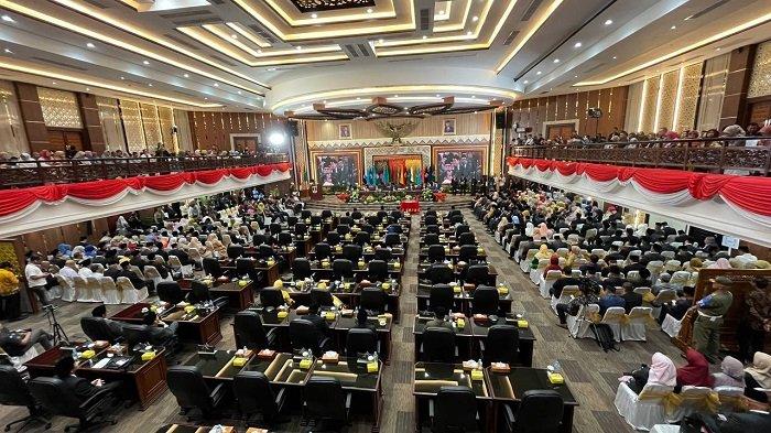 Suasana rapat paripurna penutupan masa sidang dan masa jabatan anggota DPRD Sumbar 2019-2024, sekaligus pengambilan sumpah dan janji anggota dewan terpilih 2024-2029, Rabu (28/8/2024).