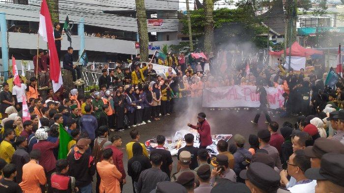 Suasana ratusan mahasiswa dari berbagai kampus di Bukittinggi saat melakukan aksi demo di DPRD Bukittinggi, Sumatera Barat (Sumbar), Jumat (23/8/2024).