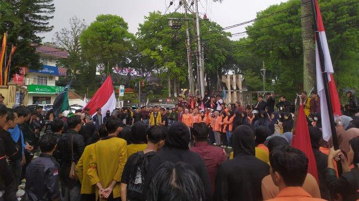 Suasana ratusan mahasiswa dari berbagai kampus di Bukittinggi saat melakukan aksi demo di DPRD Bukittinggi, Jumat (23/8/2024).