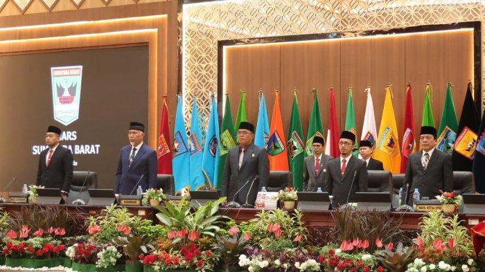 Susana rapat DPRD Sumbar, Jumat (16/8/2024).