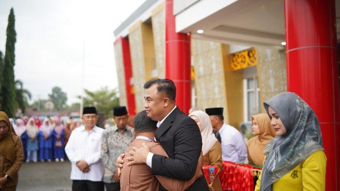 BUPATI DHARMASRAYA PAMIT - Bupati Dharmasraya, Sutan Riska Tuanku Kerajaan mengakhiri masa jabatannya sering akan dilantik Bupati Dharmasraya terpilih hasil Pilkada 2024. Momentum perpisahan ini berlangsung saat apel akbar pada Senin (17/2/2025) di Kantor Bupati setempat.