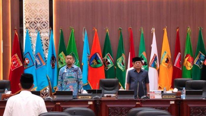 Rapat paripurna dipimpin dan dibuka oleh Wakil Ketua DPRD Sumatera Barat H. Suwirpen Suib dan dihadiri Wali Gubernur Sumbar Audy Joinaldi.