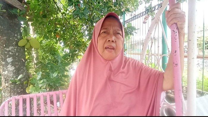 TARIF RETRIBUSI SAMPAH - Masyarakat di Komplek Sawahan IV, Kecamatan Padang Timur, Kota Padang Yanmarta saat diwawancarai pada Rabu (9/4/2025). Yanmarta merasa keberatan terkait naiknya tarif retribusi sampah menjadi Rp24.437.