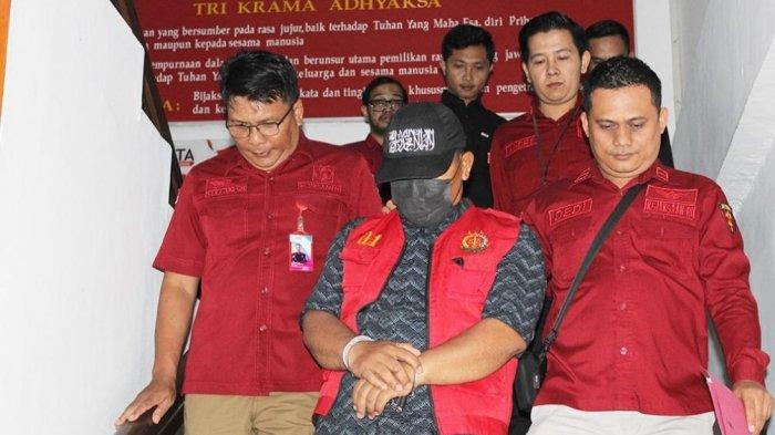 TINDAK PIDANA KORUPSI : Terdakwa HG saat dibawa ke Kejaksaan Negeri Padang, Rabu (28/5/2025). Terdakwa terbukti melakukan tindak pidana korupsi yang merugikan negara hingga Rp200 juta lebih.