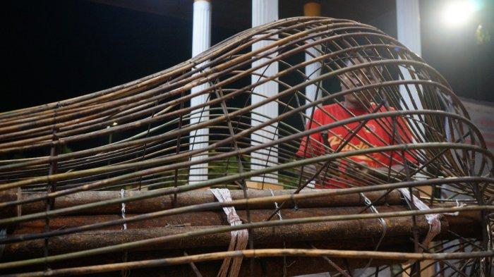 TABUIK PIAMAN 2025- Pembuatan fisik tabuik, Selasa (1/7/2025). Pembuatan fisik Tabuik sendiri akan berlangsung hingga 6 Juli, jelang prosesi Tabuik naik pangkek dan Tabuik dibuang ke laut.