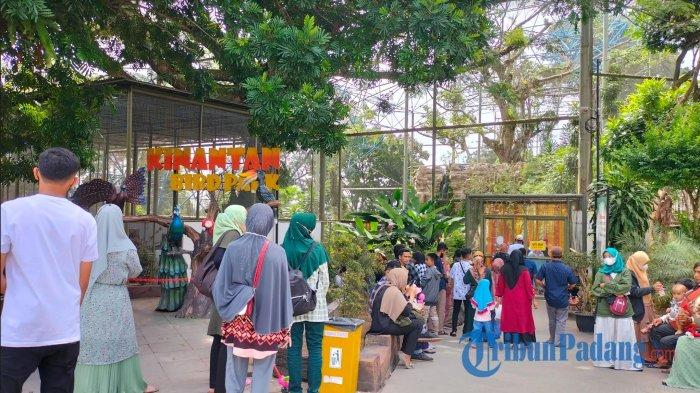 Suasana kepadatan pengunjung yang berkunjung di Taman Marga Satwa dan Budaya Kinantan Bukittinggi, Selasa (3/5/2022).