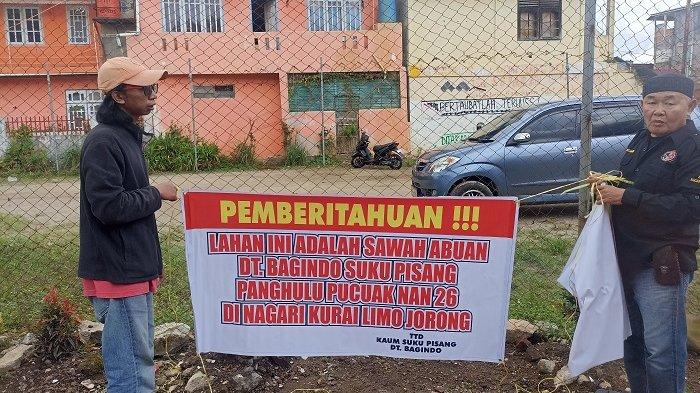 PEMASANGAN SPANDUK- Masyarakat adat Kurai memasang spanduk atas kepemilikan tanah di Sawah Paduan, Kelurahan Nagari Kurai Limo Jorong, Kecamatan Guguak Panjang, Kota Bukittinggi, Rabu (21/5/2025). 
Tanah seluas 3.000 hektar itu sebelumnya diklaim dan diakui sepihak oleh seseorang serta diposting di salah satu media sosial.