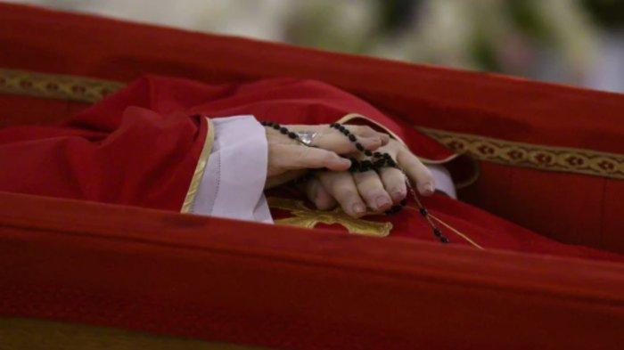 PEMAKAMAN PAUS FRANSISKUS - Tangan Paus Fransiskus terlihat saat jenazahnya disemayamkan di kapel Domus Santa Marta, Vatikan, Senin (21/4/2025)