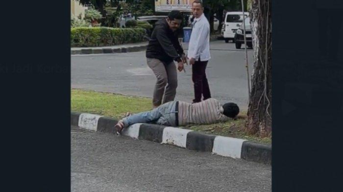 Tangkap layar video penusukan yang terjadi di kawasan kampus Universitas Negeri Padang (UNP), Air Tawar, Kecamatan Padang Utara, Kota Padang, menyebar luas pada Jumat (17/1/2025).