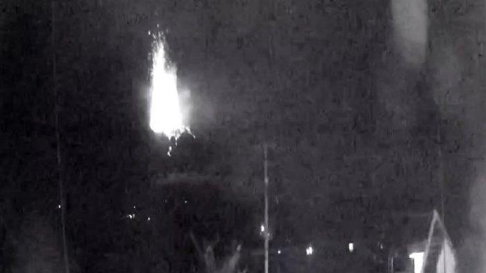 Tangkapan layar erupsi Gunung Marapi dari rekaman CCTV Kantor Wali Nagari Bukik Batabuah, Agam Senin (8/1/2024).
