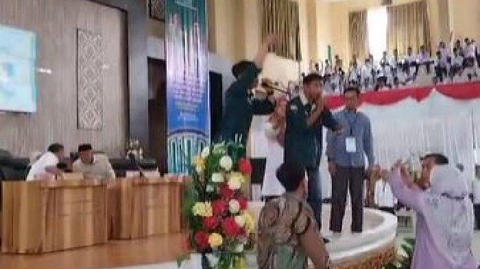 Tangkapan layar video viral aksi mahasiswa menolak kedatangan Gubernur Sumbar Mahyeldi oleh mahasiswa UIN Bukittingi, Selasa (22/8/2023).