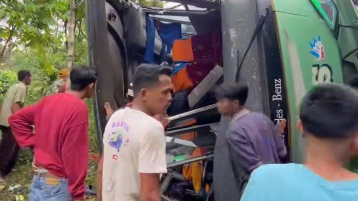 Tangkapan layar video yang memperlihatkan sebuah bus angkutan umum ALS rebah kuda di Jalan Malalak, Agam, Senin (15/4/2024)