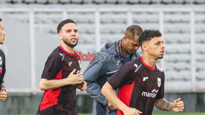 JAMES GIAT LATIHAN - Timnas Indonesia bakal melakoni kualifikasi atau penyisihan di Ronde Keempat Zona Asia Piala Dunia 2026 mendatang. Sejauh ini para pemain Tim Garuda membenahi tim, seperti terliahat Calvin Verdonk (kiri) dan Dean James (kanan) serius berlatih di Stadion Madya, Senayan, Jakarta, Sabtu (22/3/2025).