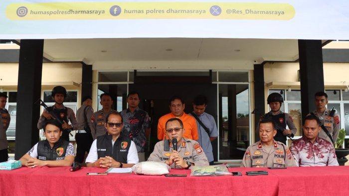 Konferensi pers ayah bunuh anak tiri di Dharmasraya pada Jumat (16/5/2025). Tersangka terancam hukuman 10 tahun penjara.