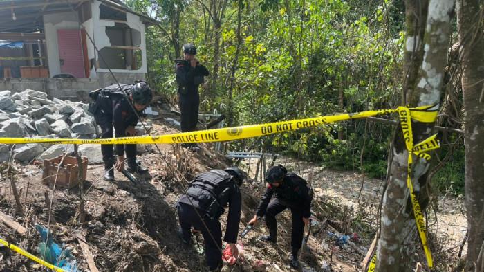 JIBOM DETONATOR LISTRIK - Tim Penjinak Bom (Jibom) Detasemen Gegana Satbrimob Polda Sumbar saat mengamankan dan memusnahkan ratusan detonator listrik di areal tambang PT Dempo Bangun Mitra, Pangkalan Koto Baru, Kabupaten Limapuluh Kota, Sabtu (20/7/2025).