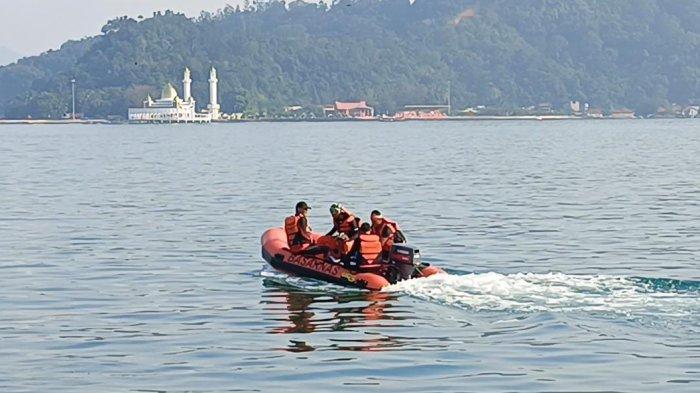 Tim Sar Gabungan lanjutkan pencarian dua orang hilang saat mengantarkan material bangunan dengan perahunya di Kabupaten Pesisir Selatan, Provinsi Sumatera Barat (Sumbar).