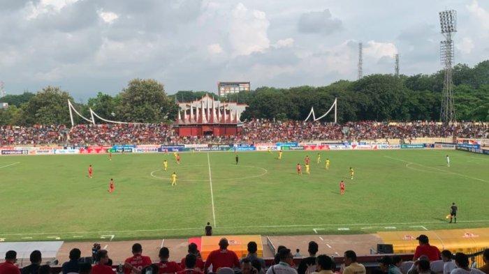 Tim Semen Padang FC kembali dipertemukan dengan Sriwijaya FC di Stadion H Agus Salim Padang, Minggu (26/11/2023).