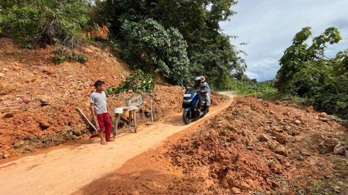 Titik longsor di Jalan Baru Nipah Teluk Bayur atau Jalan Pantai Aia Manih - Lantamal II Padang/ Teluk Bayur Kota Padang, Minggu (13/10/2024) jelang sore.