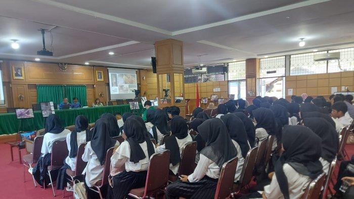 KULIAH UMUM FIB UNAND - Program Studi Sastra Minangkabau, Fakultas Ilmu Budaya Universitas Andalas, menggelar kuliah umum bertajuk “Kisah dari Pinggiran: Dokumentasi Budaya dan Perjuangan Komunitas Tradisional dalam Dunia yang Berubah”, Rabu (25/06/2025), di Aula FIB Unand. Kegiatan ini menjadi forum ilmiah reflektif yang membahas pentingnya dokumentasi budaya sebagai bentuk pengakuan dan perlindungan terhadap warisan komunitas tradisional yang terpinggirkan