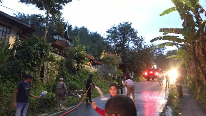 Suasana pembersihan tumpahan solar di kawasan jalan Ngarai Sianok, Kota Bukittinggi, Sumatera Barat (Sumbar), Jumat (30/6/2033).