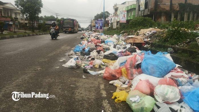 Tumpukan sampah di kawasan Jalan Bypass Pulai Anak Air di dekat Gudang Logistik KPU Bukittinggi, Kamis (28/12/2023).