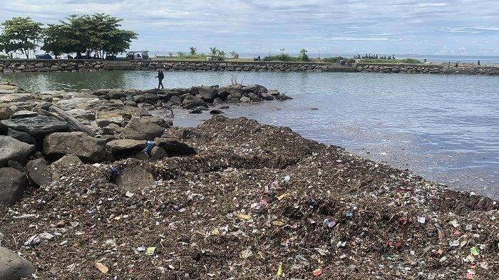 Sampah menumpuk kawasan Pantai Muaro Lasak, Kecamatan Padang Barat, Kota Padang, Provinsi Sumatera Barat, Rabu (8/1/2025).