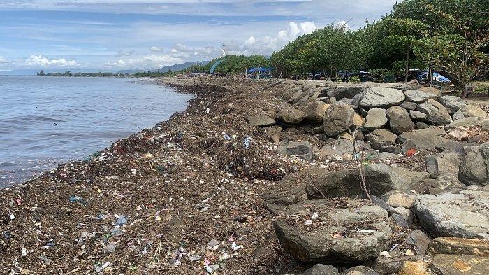 Tumpukan sampah mengotori kawasan Pantai Muaro Lasak, Kecamatan Padang Barat, Kota Padang, Provinsi Sumatera Barat, Rabu (8/1/2025).