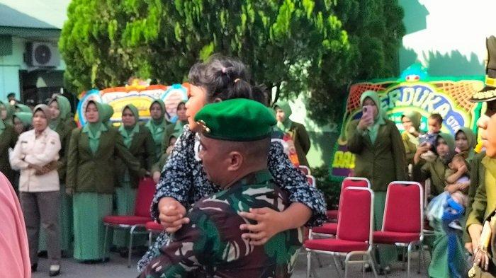 Salah seorang putri Kopda Hendrianto saat upacara persemayaman jenazah bertempat di Markas Korem Wirabraja 032 pada Rabu (27/12/2023) pagi.