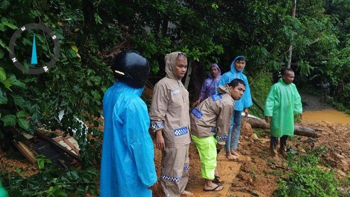 Update longsor memakan korban jiwa di Kota Padang, Polsek Padang Selatan sebut ada dua orang balita meninggal dunia akibat bencana longsor pada Jumat (14/7/2023)