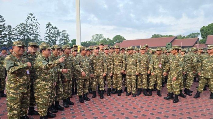 Presiden Prabowo Subianto bersama para Menteri, Wakil Menteri, Kepala Badan, Utusan Khusus, hingga Penasihat Khusus Presiden menjalani latihan baris-berbaris di Lapangan Sapta Marga, Akademi Militer Magelang,  Jumat (25/10/2024).
