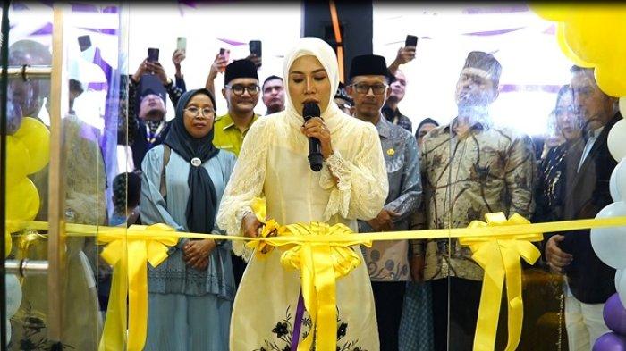 VENTOUR TRAVEL : Gunting pita Grand Opening Ventour Travel Haji, Umroh dan Moeslem Tour cabang Kota Padang, Sabtu (14/6/2025). Ventour Travel hadir di Kota Padang untuk mempermudah masyarakat dalam urusan ibadah haji dan umroh.