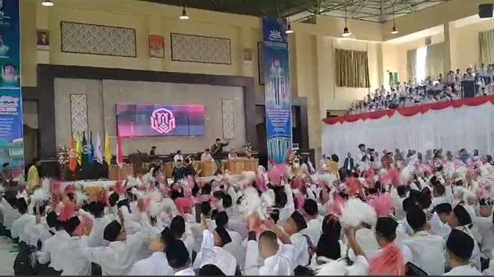 Tangkapan layar video viral penolakan Gubernur Sumbar Mahyeldi oleh mahasiswa UIN Bukitting