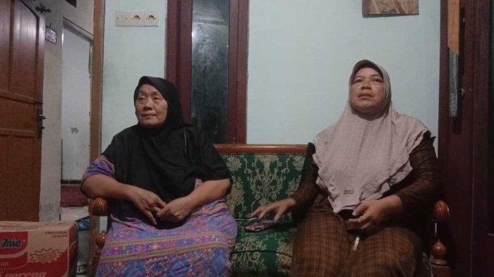 TAGIHAN LISTRIK PLN - Masruroh (kiri), penjual gorengan asal Dusun Blimbing, Desa Kwaron, Kecamatan Diwek, Kabupaten Jombang, Jawa Timur, saat ditemui di rumahnya, Jumat (25/4/2025) malam. Masruroh terkejut mendadak menerima tagihan listrik PLN sebesar Rp 12,7 juta.