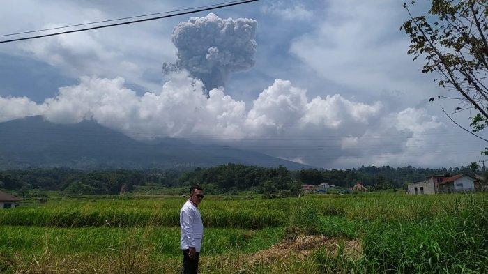 Visualisasi Gunung Marapi dari Bukik Batabuah, Rabu (27/3/2024).