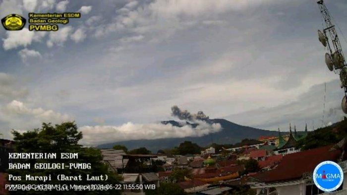 Visualisasi puncak Gunung Marapi Sumbar saat erupsi terjadi pada hari, Sabtu (22/6/2024).