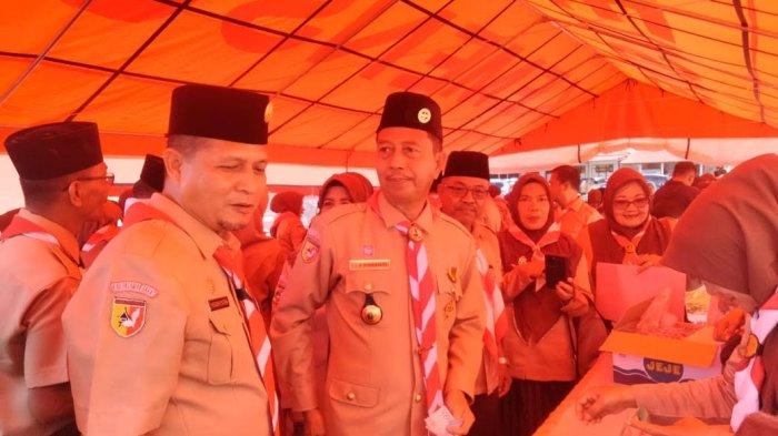 Wakil Bupati Pasaman Barat Risnawanto selaku Ka.Kwarcab didampingi Sekretaris Daerah Hendra Putra saat meninjau pelaksanaan bazar siaga di Halaman kantor bupati Pasaman Barat.