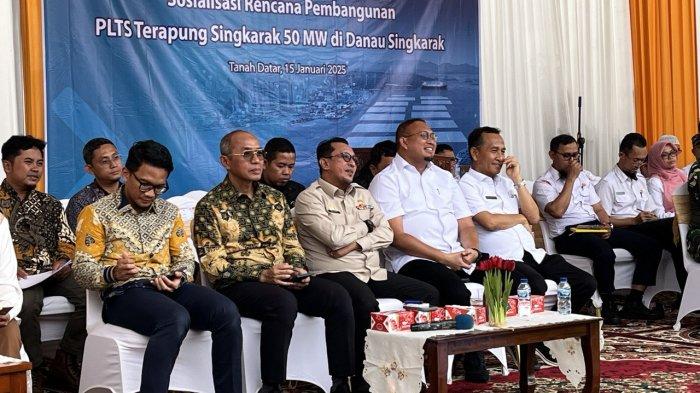 Wakil Ketua Komisi VI DPR RI Andre Rosiade bersama Dirut PT PLN Indonesia Power, Dirut PT Indo Acwa Tenaga Singkarak, Bupati Tanah Datar Eka Putra dan pemangku kepentingan lainnya saat sosialisasi rencana pembangunan PLTS terapung Danau Singkarak yang digelar di lapangan SMP N 2 Batipuh Selatan, Rabu (15/1/2025).
