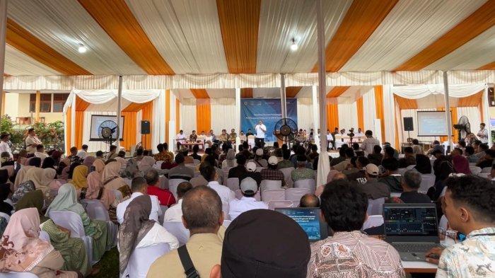 Wakil Ketua Komisi VI DPR RI Andre Rosiade bersama Dirut PT PLN Indonesia Power, Dirut PT Indo Acwa Tenaga Singkarak, Bupati Tanah Datar Eka Putra dan pemangku kepentingan lainnya saat sosialisasi rencana pembangunan PLTS terapung Danau Singkarak yang digelar di lapangan SMP N 2 Batipuh Selatan, Rabu (15/1/2025).