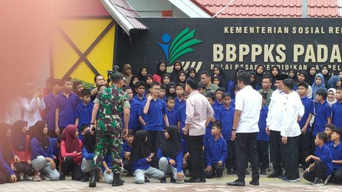 KUNJUNGAN WAPRES- Wakil Presiden RI, Gibran Rakabuming Raka saat berkomunikasi dengan sejumlah murid dalam kunjungannya ke Sekolah Rakyat yang berada di Balai Besar Pendidikan dan Pelatihan Kesejahteraan Sosial (BBPPKS) Kementerian Sosial di Jalan Alai, Kelurahan Kapalo Koto, Kecamatan Pauh, Kota Padang, Sumatera Barat, Rabu (30/7/2025). Gibran juga berkeliling untuk melihat dan mengecek segala fasilitas yang ada di BBPPKS.