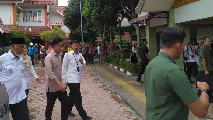 KUNJUNGAN WAPRES- Wakil Presiden RI, Gibran Rakabuming Raka, saat didampingi Gubernur Sumatera Barat Mahyeldi Ansharullah dalam kunjungannya ke Sekolah Rakyat yang berada di Balai Besar Pendidikan dan Pelatihan Kesejahteraan Sosial (BBPPKS) Kementerian Sosial di Jalan Alai, Kelurahan Kapalo Koto, Kecamatan Pauh, Kota Padang, Sumatera Barat, Rabu (30/7/2025).