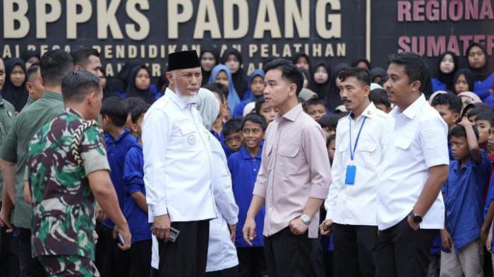 WAPRES KE PADANG - Wakil Presiden Republik Indonesia (Wapres RI), Gibran Rakabuming Raka, meninjau langsung pelaksanaan proses belajar mengajar di Sekolah Rakyat Menengah Pertama (SRMP) 4 Padang, Rabu (30/7/2025). Peninjauan itu, merupakan kegiatan pertama Wapres RI dalam rangkaian kunjungan kerja sehari penuh ke Provinsi Sumatera Barat (Sumbar).