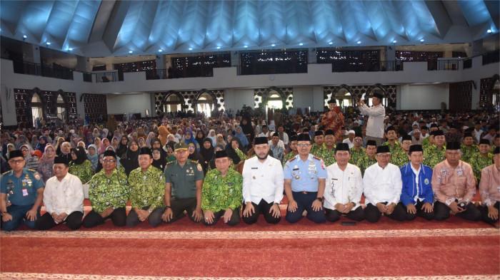 PROGUL SMART SURAU- Wali Kota Padang Fadly Amran bersama Forkopimda, tokoh masyarakat, dan pengurus Dewan Masjid Indonesia (DMI) Kota Padang berfoto bersama usai peluncuran Program Unggulan Smart Surau yang digelar bersamaan dengan Tabligh Akbar dalam rangka Hari Jadi Kota Padang ke-356 di Masjid Raya Syekh Ahmad Khatib Al-Minangkabawi Sumatera Barat, pada Sabtu (26/7/2025).
