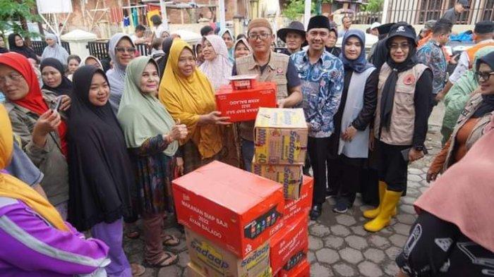 Wali Kota Padang Hendri Septa menyerahkan bantuan tanggap darurat bagi korban bencana banjir dan longsor di Padang, Jumat (14/7/2023)